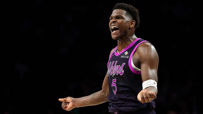 约基奇三双稳定输出率掘金大胜（约基奇三双如常发挥，掘金轻松大胜）