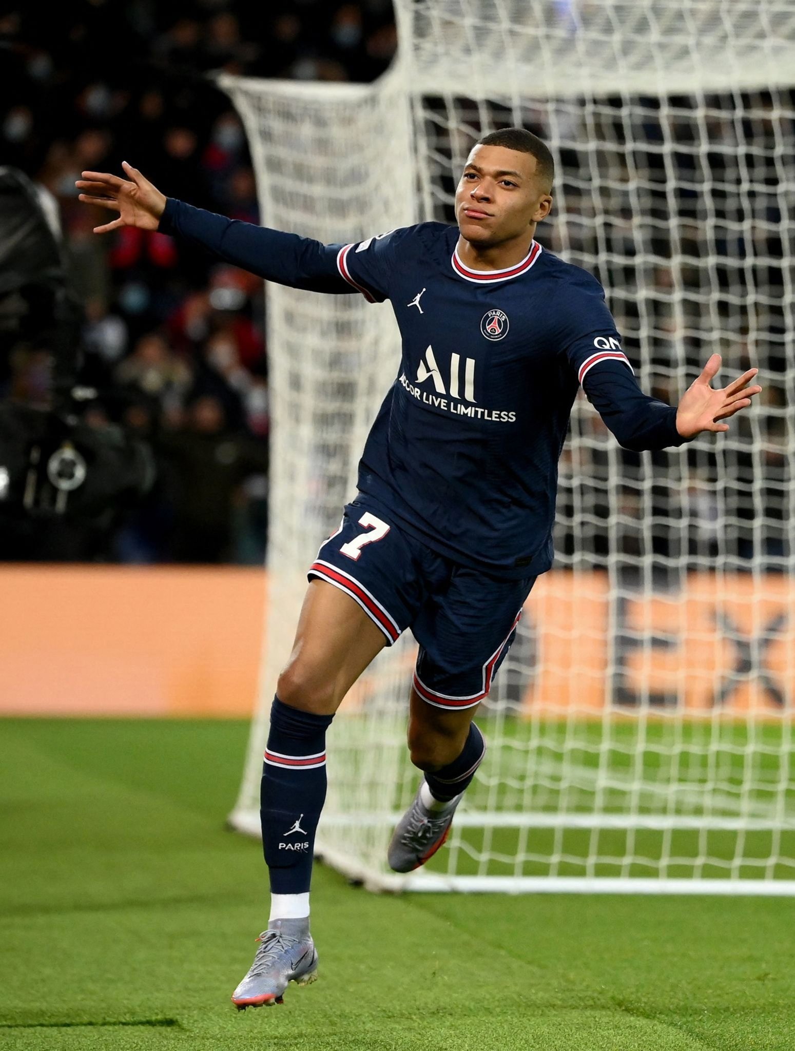 记者：蒯纪闻左臂疑似骨裂，刘浩帆膝盖内侧副韧带出现伤病（据报道，两名球员受伤：一人疑似左臂骨裂，另一人膝内侧副韧带受损）