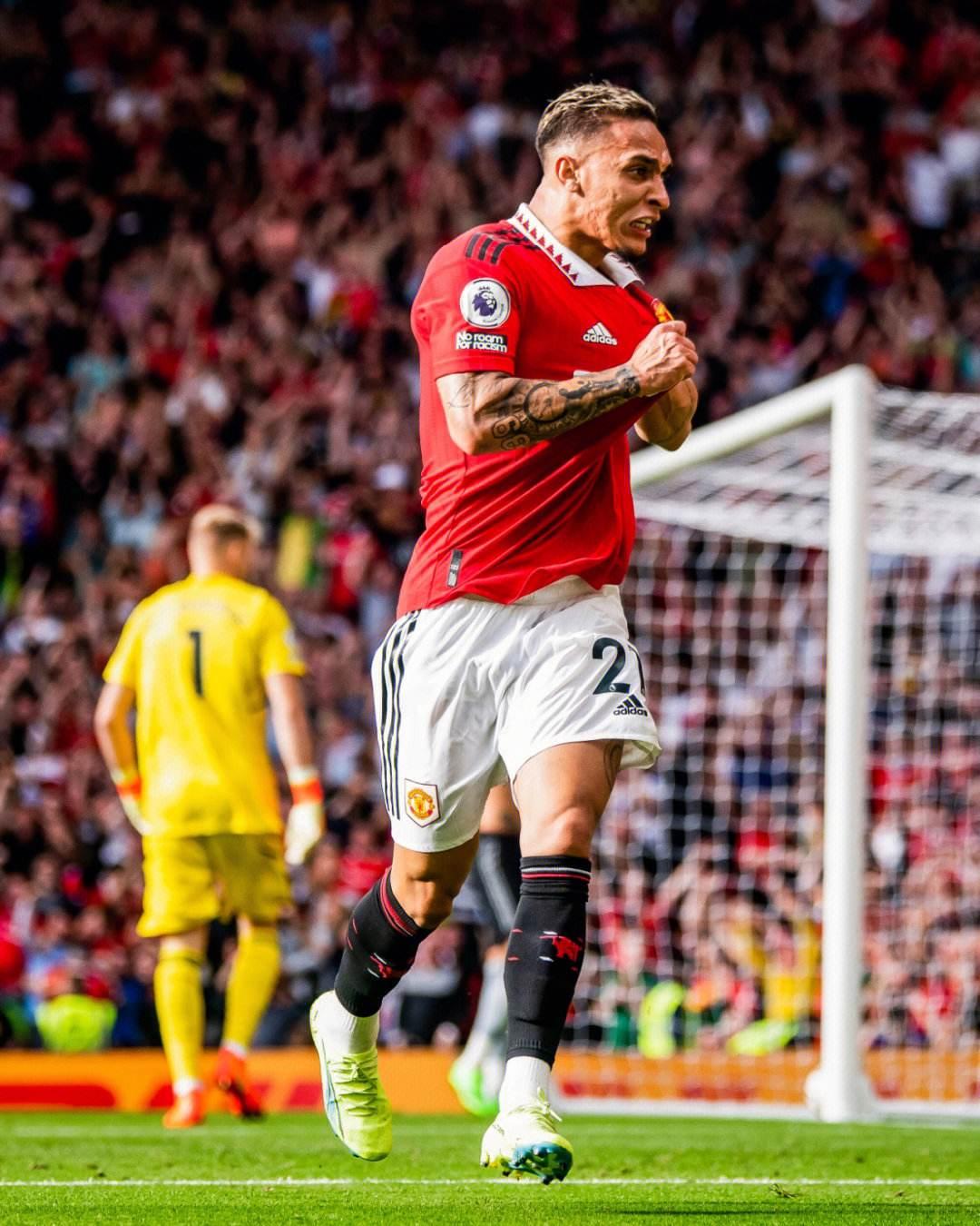 首圈，维斯塔潘起步良好抢到首位，皮亚斯特里挤进内线并过掉诺里斯上至第2，诺里斯第3。（首圈：维斯塔潘强势领跑，皮亚斯特里内线超车升至第二，诺里斯第三）