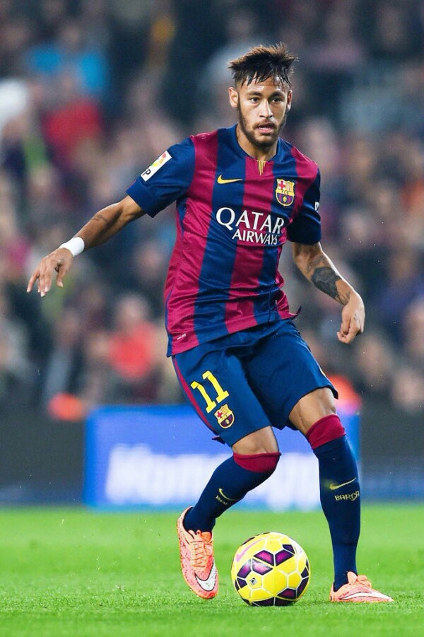 助罗马升至意甲榜首，斯维拉尔达成罗马生涯100场里程碑（斯维拉尔百场里程碑，助罗马登顶意甲榜首）