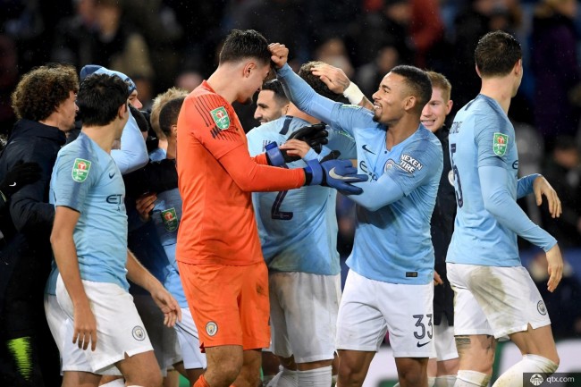 王曼昱“憋笑”嘴角压得好辛苦！想笑又不敢笑，与场上成鲜明对比（王曼昱强忍笑意，嘴角按得紧：想笑不敢笑，与赛场氛围形成强烈反差）